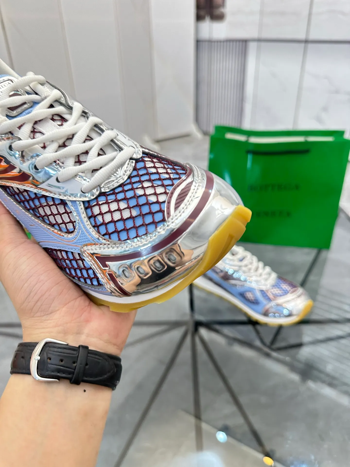 Factory men's shoes 💰: 620💰 (top version) BV Orbit sneakers Wang Yibo's same style couple's dad shoes Runner sneakers, made of lightweight technical mesh fabric. Matched with geometric pattern designed rubber outsole Wang Zha series high version Look for the package craftsmanship The actual height is much higher, but the legs are still slim. Very nice and playable and durable Matching to the standard 💯 Package shoe technology Look for the high version The outsole is made of color-blocked TPU outsole Women's model 35 36 37 38 39 40 41 (40 41 customized) Men's model 38 39 40 41 42 43 44 45. (Customized size 38 45.46) No. H345